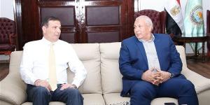 وزير الزراعة يبحث مع محافظ الوادي الجديد ملفات التعاون المشترك