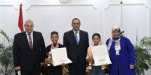 محافظ قنا يكرم الفائزين بجائزة الدولة للمبدع الصغير