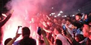 ليلة جنونية في نابولي: احتفالات السكوديتو تتحول إلى موجة بشرية و120 مصابًا