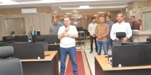 محافظ أسيوط يتابع من داخل مركز السيطرة جهود إخماد حريق بحظائر مواشي بأبوتيج