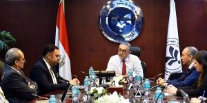 رئيس هيئة الاستثمار يبحث إنشاء مصنع لمنتجات التقاط الكربون
