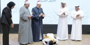 سجدة شكر تتوّج الفوز.. طالب أزهري يحقق المركز الأول في "تحدي القراءة العربي"
