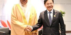 ولي العهد الكويتي يلتقي رئيس الوزراء ووزير المالية السنغافوري
