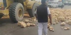 رفع 50 طنًا من الأحجار بطريق كارفور بالإسكندرية بعد انقلاب شاحنة