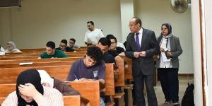 نائب رئيس جامعة قناة السويس يتفقد سير الامتحانات بكلية الحاسبات والمعلومات