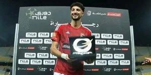 ليلة تتويج الأهلى بالدورى.. وسام أبو على يهدى قميص "السوبر هاتريك" لـ متعب