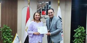 رئيسة أكاديمية الفنون تكرم إيهاب صبري على بحث "رؤية تطوير النقد الموسيقي الرقمي"