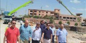 رئيس جامعة بنها يتفقد مشروع مجمع المدرجات المركزي بكفر سعد