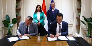 وزيرا الاتصالات والتنمية المحلية يشهدان توقيع اتفاق لتوفير الأجهزة التكنولوجية