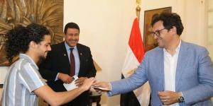 الثقافة حق للجميع.. "هنو" يُسلم بطاقات “أهلاً وسهلاً بالطلبة” لأوائل المشتركين بالمبادرة