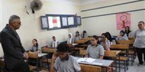 محافظ أسوان يتفقد لجان إمتحانات نهاية العام الدراسى للشهادة الإعدادية