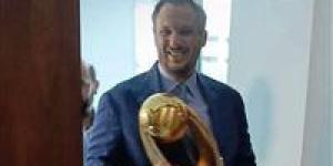 ممدوح عيد يحضر اجتماع اتحاد الكرة برفقة كأس دوري أبطال إفريقيا