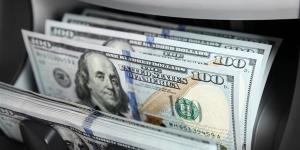 هبوط سعر الدولار بعد عودة مخاوف الرسوم الجمركية للصدارة