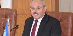 رئيس جامعة القناة يهنئ فريق جراحة الأورام على نجاح عملية جراحية معقدة