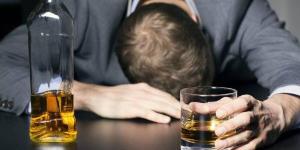 حكم مقاطعة الابن لوالده المدمن.. الإفتاء توضح