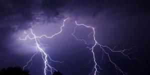 لا تخدعك الإطارات.. ما هي قواعد القيادة الآمنة أثناء العواصف الرعدية؟