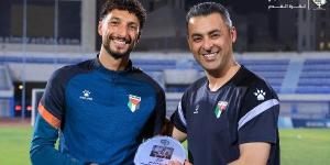 الفدائي يواصل الاحتفال.. منتخب فلسطين يكرم وسام أبو علي مهاجم الأهلي بعد تتويجه بالدوري (صور)