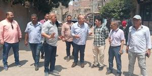نائب محافظ الجيزة يتفقد أعمال خطة تطوير وتركيب بلاط الانترلوك بأوسيم