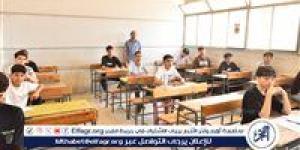 طلاب وطالبات الشهادة الإعدادية يؤدون امتحاني الهندسة والكمبيوتر فى أسيوط اليوم