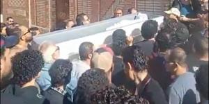 المئات يشيعون جثمان سيدة ميت عاصم انتهت حياتها داخل منزلها لسرقة مصوغتها الذهبية بالدقهلية