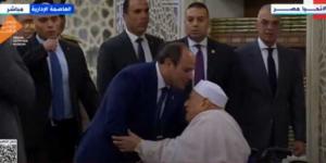 السيسي يصافح أحمد عمر هاشم لدى وصوله مسجد مصر بالعاصمة لأداء صلاة عيد الأضحي
