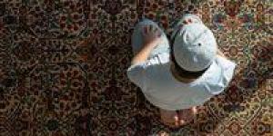 هل الضحك أثناء الصلاة يبطلها؟.. أمين الفتوى يجيب