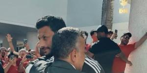 لاعبي الأهلي يتوجهون لملعب المباراة استعدادا لمواجهة ميسي ورفاقه في كأس العالم للأندية