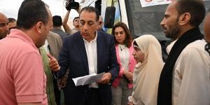 رئيس الوزراء يوجه بعلاج طفلة فقدت بصرها أثناء تفقده مشروعات "حياة كريمة" بالبحيرة