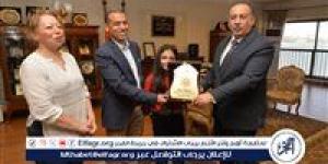 تقديرًا لوعيها البيئي والمجتمعي..محافظ أسيوط يكرم طالبة بالصف الخامس الابتدائي ويمنحها درع المسئولية المجتمعية