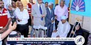 محافظ سوهاج يتفقد قافلة تركيب الأطراف الصناعية بمستشفى الهلال الأحمر بالحويتي