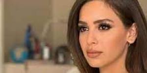 تصميم غريب .. جميلة عوض تخطف الأنظار بجمالها
