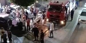 حريق يلتهم مخلفات أعلى سطح منزلين بالبلينا في سوهاج