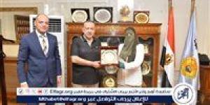 محافظ أسيوط يتسلم درع التقدير من محافظة المنيا لدعمه الفني واللوجستي لقطاع الطرق
