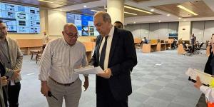 مصر تستأنف تدريجيًا حركة الطيران مع دول الخليج ووزير الطيران يتابع من غرفة إدارة الأزمات