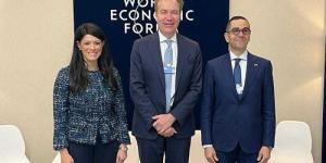 المشاط تبحث مع رئيس المنتدى الاقتصادي العالمي (WEF) تأثير التطورات العالمية والإقليمية