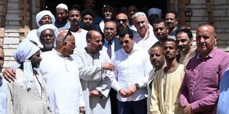 وزير الشباب والرياضة يلتقي مشايخ العبابدة بمدينة دراو بأسوان لبحث المتطلبات