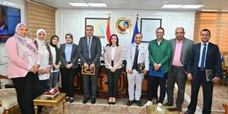محافظ البحيرة تكرّم الفريق الطبي بمستشفى صدر ...