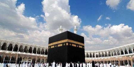 حكم ارتداء المرأة ملابس باهظة الثمن لالتقاط صور أمام الكعبة.. أمينة الفتوى تجيب