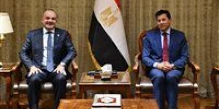 وزير الشباب والرياضة يستقبل رئيس الاتحاد الدولي للسلاح ويكرّمه..صور