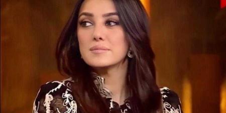 منى زكى تهنئ كندة علوش بتكريمها في مهرجان أسوان لأفلام المرأة
