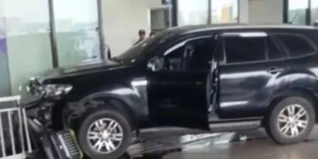 حدث في الفلبين.. مصرع شخصين وإصابة آخرين بحادث اصطدام سيارة بمدخل المطار
