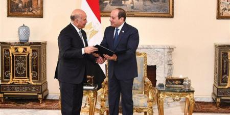 أخبار مصر اليوم.. السيسي يستقبل رئيس جمهورية القُمر ويتسلم دعوة حضور القمة العربية بالعراق