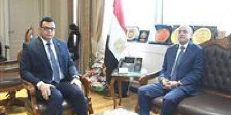 وزير الإسكان يتابع مشروعات "حياة كريمة" بالأقصر