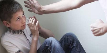 ضربته وسحلته بسبب "الحمام".. معلمة تعتدي على طفل مريض سكر بمدرسة في حدائق القبة