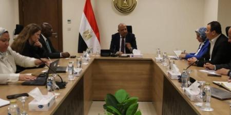 وزير الكهرباء يبحث مع وفد مؤسسة التمويل الدولية iFC تعزيز التعاون في الطاقة المتجددة