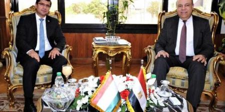 وزير الطيران المدني يبحث مع سفير طاجيكستان فرص التوسع في الربط الجوي بين البلدين