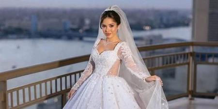رنا رئيس تخطف الأضواء بالفستان الأبيض في حفل زفافها (صور)