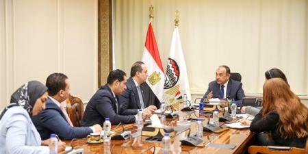 وزير قطاع الأعمال يبحث مع رئيس هيئة الرعاية الصحية دعم الصناعة الوطنية والتنمية المستدامة