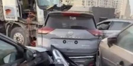 المعمل الجنائي يكشف خسائر حادث تحطم معرض سيارات بالقطامية