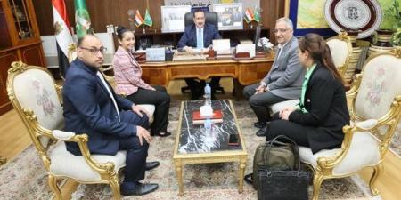 محافظ المنوفية يلتقي الطالبة الحاصلة على براءة اختراع "علاج الخلايا السرطانية"